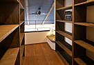 2階の書斎スペース。
本棚は造作で製作し、現し梁と色を合わせて塗装しました。