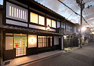 京都駅から北へ約10分。まちなかの京町家をリノベーションしゲストハウスとして活用しています。