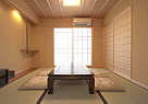 1階座敷。2階の2室も畳敷きで、お客様に京都らしい＝日本らしい寛ぎをご提供しています。