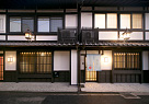 京都駅から北へ約10分。京都まちなかの町家を連棟でリノベーションしゲストハウスとして活用しています。左は2018年リノベーションの「季楽庵　京都駅北」、右は2020年リノベーションの「晴樂　京都駅北」