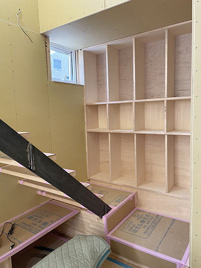 高気密・高断熱の注文住宅でパッシブ設計のスケルトン階段の途中に本棚を造作しています。
