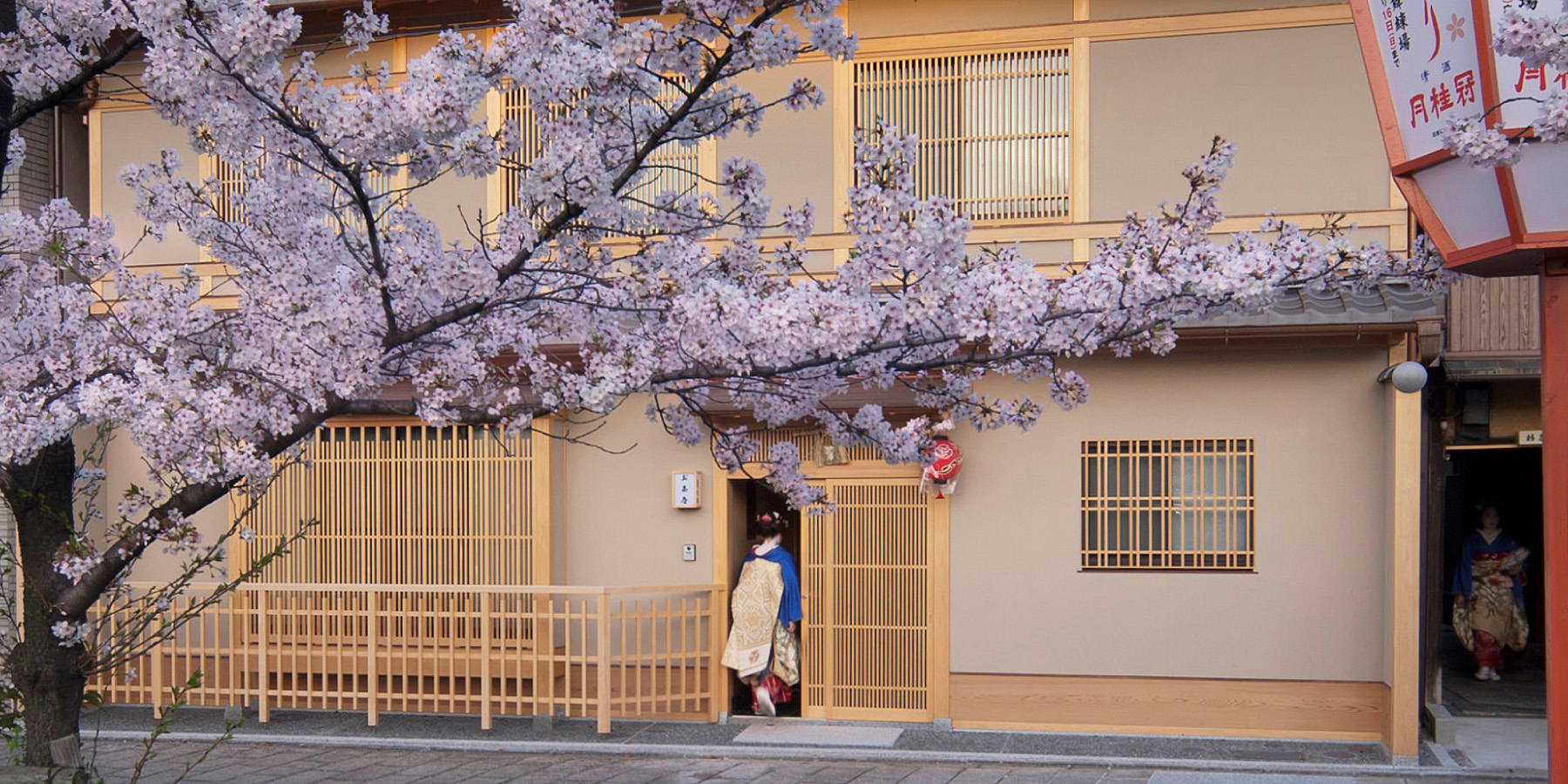 舞子さんが行き交う桜並木の花街にあるお茶屋さん